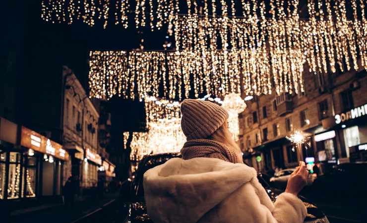 Donna sotto alle luminarie natalizie