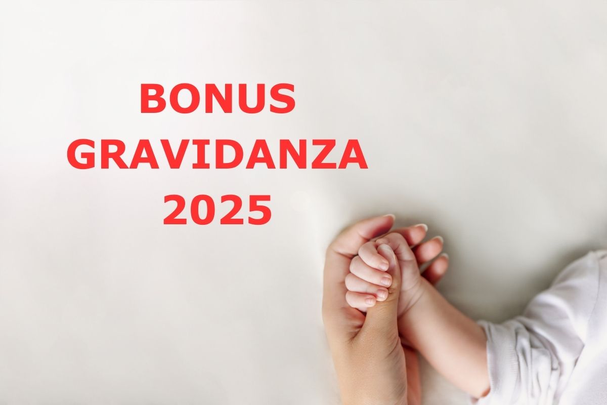 donna stringe mano neonato, scritta bonus GRAVIDANZA 2025