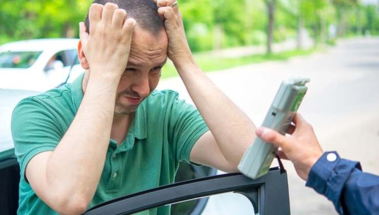 uomo positivo controllo guida