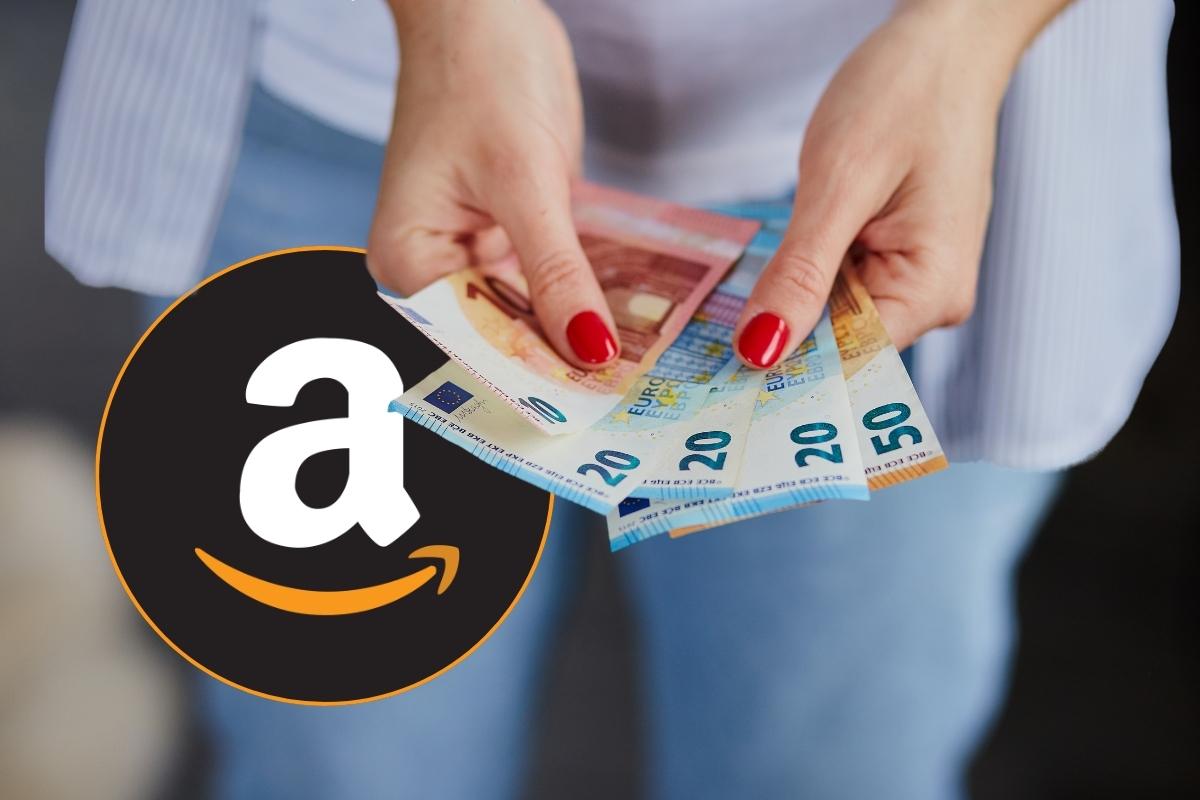 soldi in mano e logo amazon