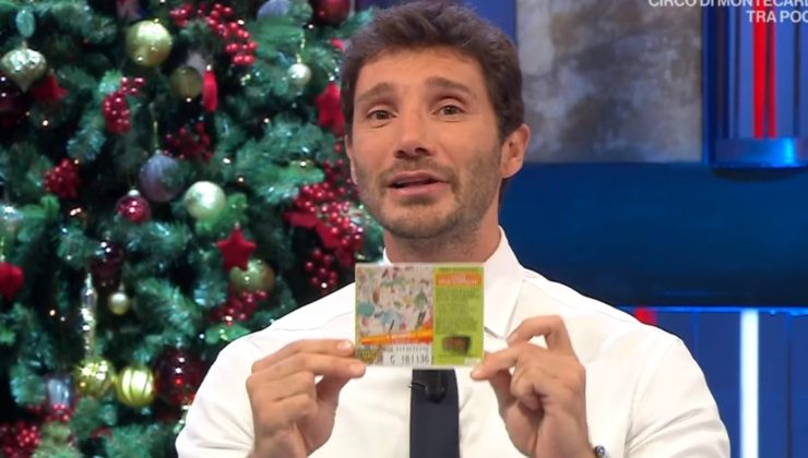 Stefano De Martino con biglietto della lotteria 